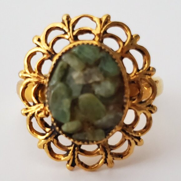 Victorian Women's Gold Jade Ring Jade Chips Oval Stone Centre Scalloped Bezel - Picture 2 of 8